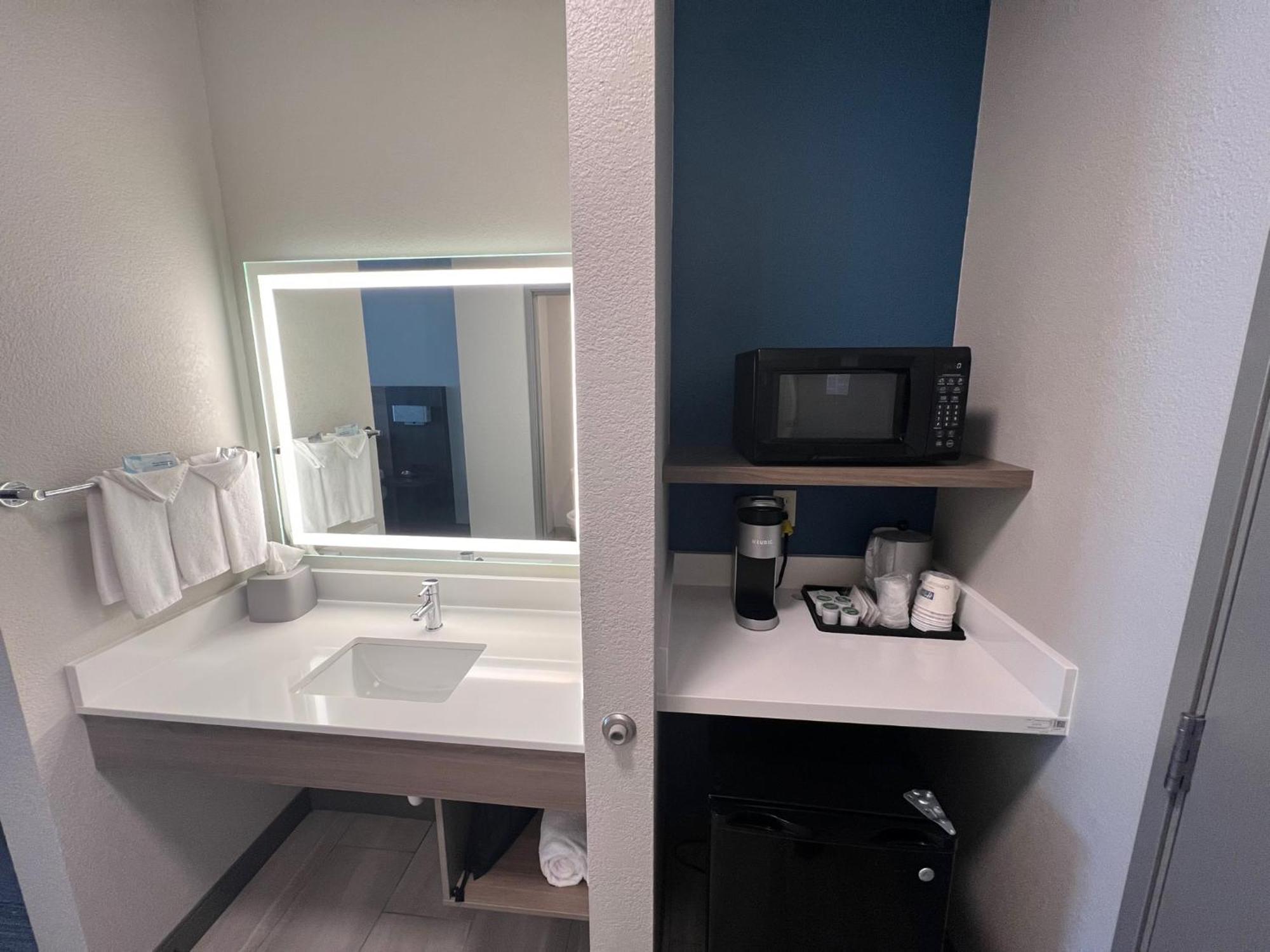 Holiday Inn Express - Wichita North - Park City By Ihg Exterior foto
